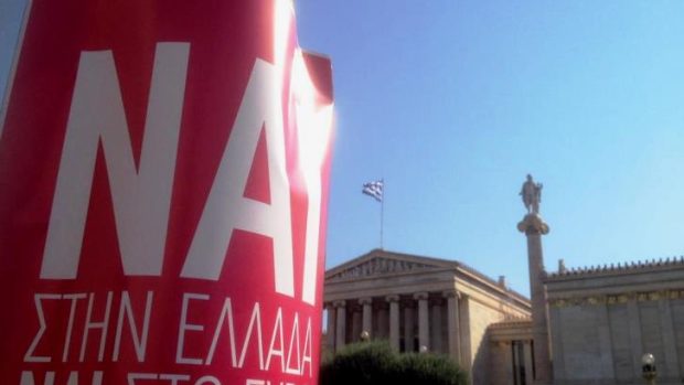 V ulicích Atén se objevily i plakáty vyzývající k hlasování ANO v referendu o přijetí nebo odmítnutí podmínek mezinárodních věřitelů