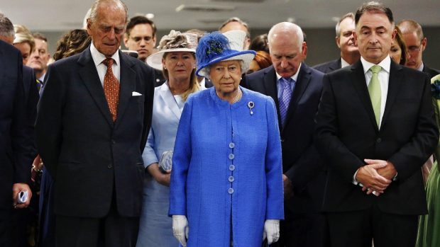 Královna Alžběta II. drží minutu ticha během své návštěvy University of Strathclyde v Glasgow