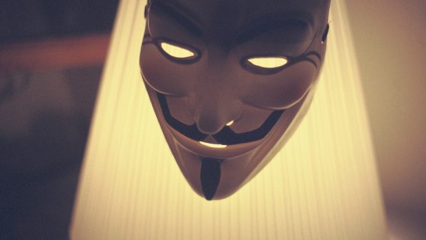 Protithatcherovská fantazie Alana Moora V jako Vendetta se nečekaně vrátila s maskami protestního hnutí Anonymous, ale Mooreovi to nevadí