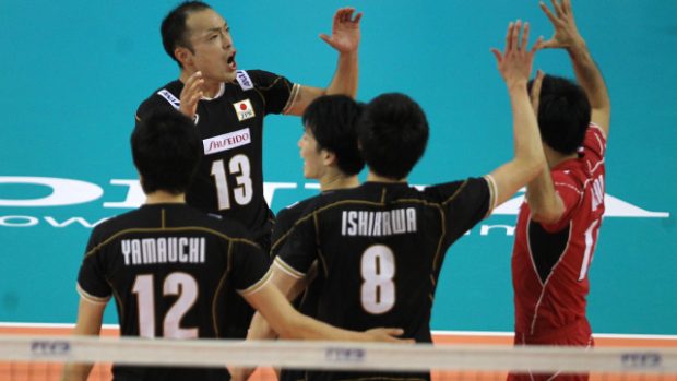 Volejbalisté Japonska se radují v utkání s Českou republikou