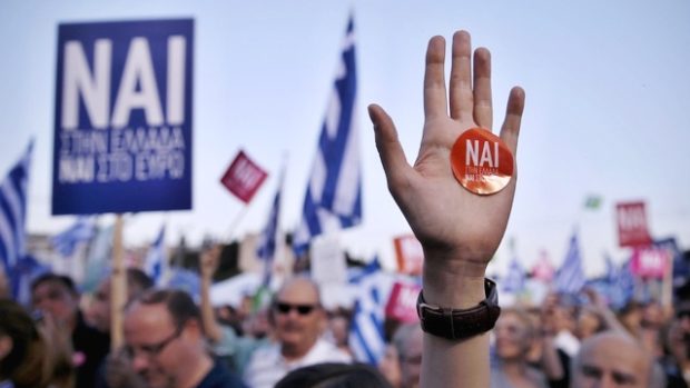 Tisíce lidí se sešly v Aténách na demonstracích za přijetí i za odmítnutí podmínek věřitelů v referendu