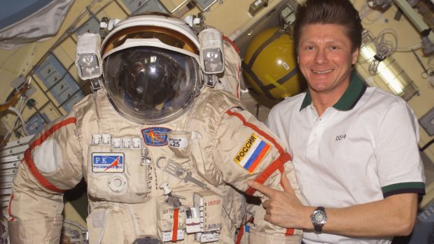 Ruský kosmonaut Gennadij Padalka se skafandrem Orlan