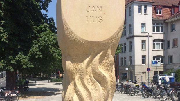 Nová socha Jana Husa v Kostnici. Šestitunová skulptura znázorňuje hořící kalich