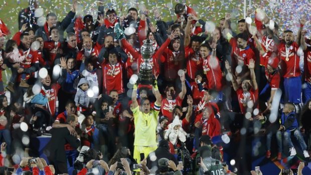 Fotbalisté Chile se radují z vítězství na Copa América