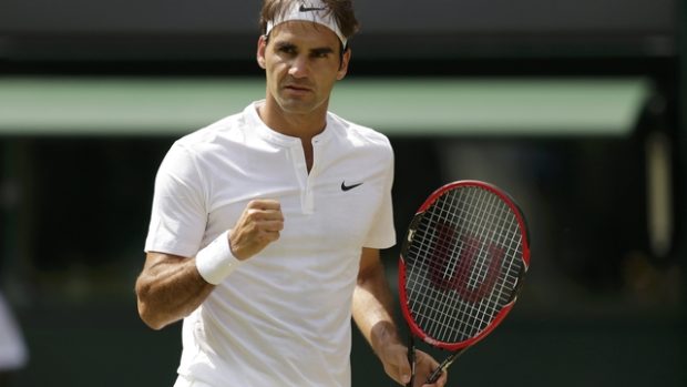 Roger Federer stejně jako všichni ostatní je na Wimnbledonu oblečený do bílé barvy