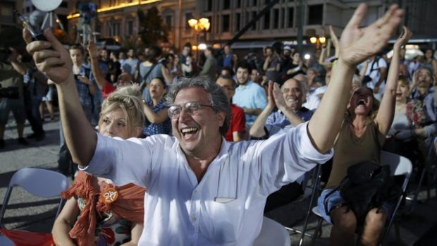 Centrum řeckých Atén zaplavily tisíce lidí, kteří v referendu hlasovali proti dohodě se zahraničními věřiteli