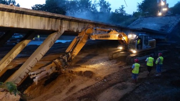 Demolice mostu na dálnici D1 u Ostředku