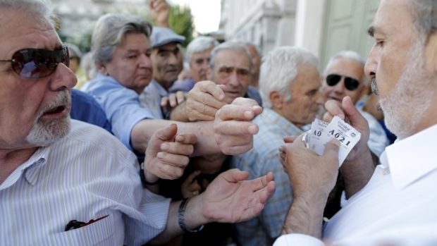 Řekové mají čím dál větší obavy o své peníze. V platnosti zůstává maximální povolená výše výběru z bankomatu 60 eur na den