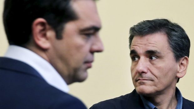 S premiérem Alexisem Tsiprasem zasedne za stůl nový ministr financí Řecka Euklidis Tsakalotos, který po rezignaci nahradil Janise Varufakise