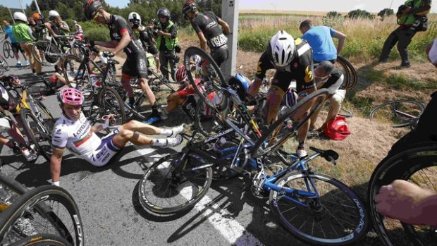 Po hromadném pádu se ze silnice stala skládka rozbitých závodních speciálů, lékaři nestačili ošetřovat zraněné cyklisty
