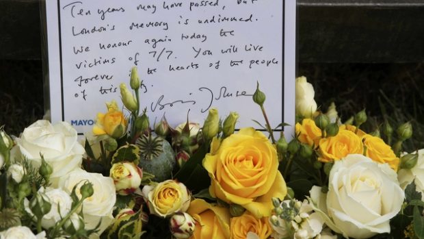 Spojené království si připomíná památku obětí sebevražedných útoků před deseti lety