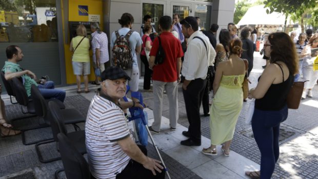 Fronty před bankomaty se dnes v Aténách prodloužily více než jindy. Lidé v nich stáli od brzkého rána