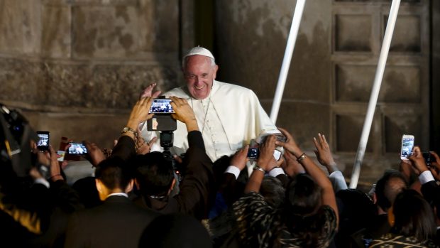 Lidé vítají papeže Františka v ekvádorském Quitu