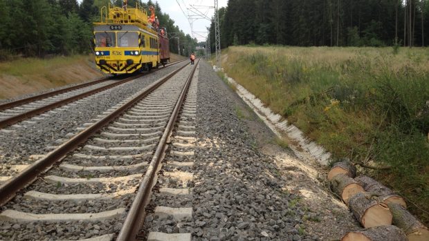 Železničáři likvidují následky noční bouřky na trati mezi Budějovicemi a Prahou