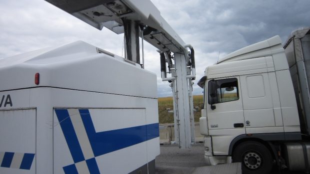 Celníci do útrob kamionů nahlíží rentgenem