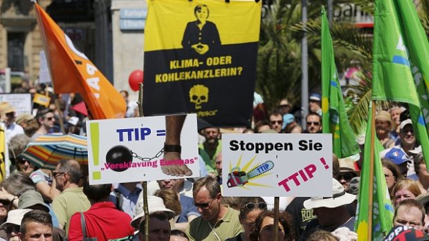 Dav protestující proti smlouvě TTIP v Mnichově