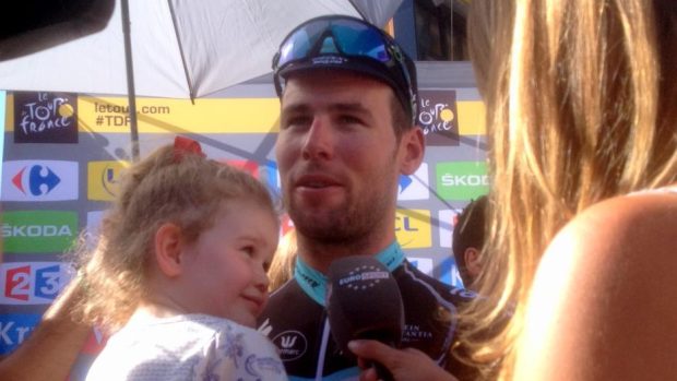 Mark Cavendish v cíli sedmé etapy Tour s dcerkou Delilah