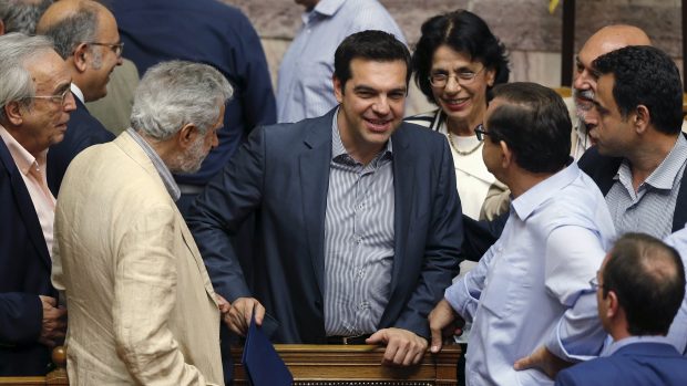 Řecký premiér Alexis Tsipras sleduje jednání parlamentu