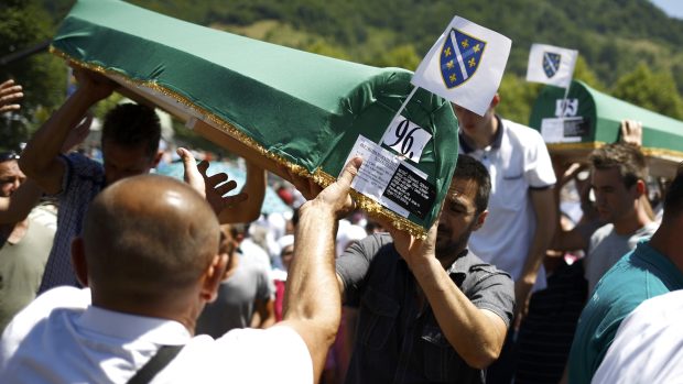 Na hřbitově ve Srebrenici dnes pohřbili další identifikované oběti masakru