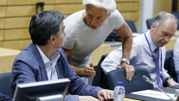 Řecký ministr financí Euklidis Tsakalotos a ředitelka Mezinárodního měnového fondu Christine Lagardeová během jednání v Bruselu