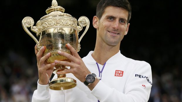 Srb Novak Djoković se třetím triumfem ve Wimbledonu vyrovnal svému trenérovi Borisi Beckerovi
