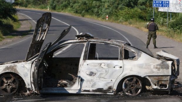 Shořelé auto na místě útoku ozbrojenců z hnutí Pravý sektor v ukrajinském Mukačevu