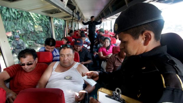 Mexická policie prohledává autobus během pátrání po uprchlém Joaquinu Guzmánovi