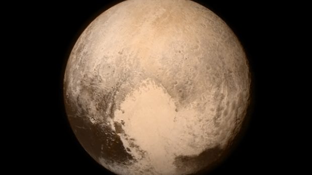 Pluto. Zatím poslední fotografie ze sondy New Horizons. NASA si všímá svítící části ve tvaru srdce