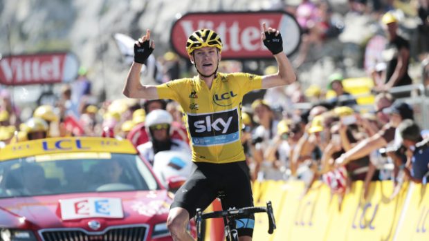 Chris Froome protíná cílovou rovinku první horské etapy na Tour