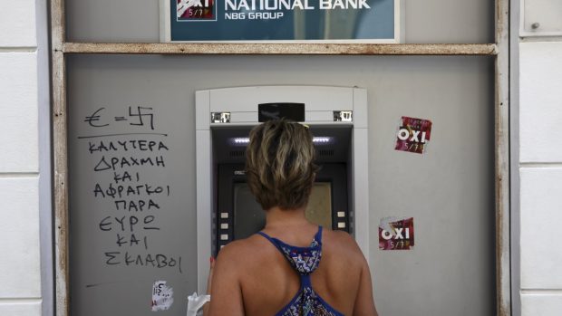 Řecká krize. Bankomat v Atenách stále vydává jen omezenou sumu peněz