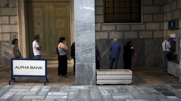 Řekové si ani po otevření bank nebudou moci ze svých účtů vyzvednout více než šedesát eur denně