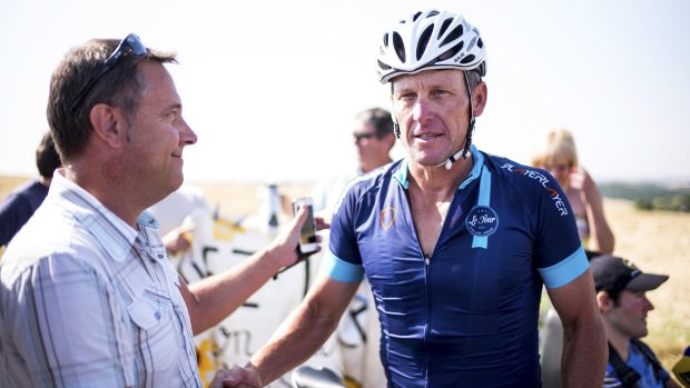 Armstrongův příjezd na Tour dráždí peloton, ale láká mnohé fanoušky