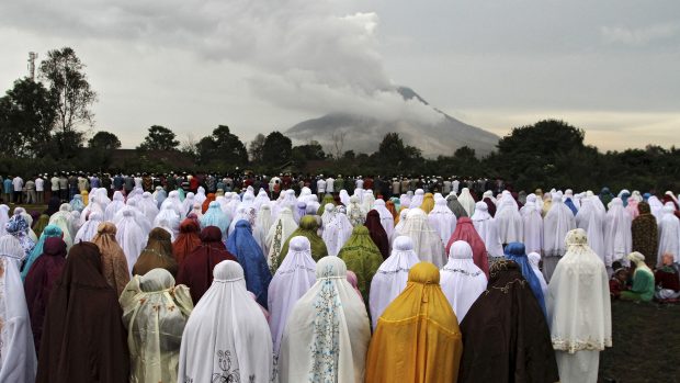 Muslimové pozorují aktivní sopku Sinabung