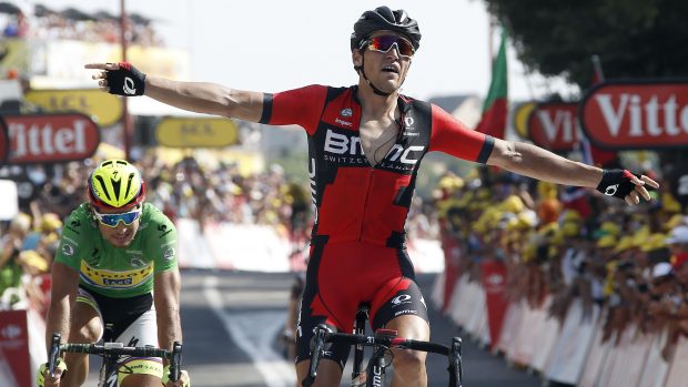 Belgičan Greg Van Avermaet se raduje z triumfu 13. etapy, na Petera Sagana (v zeleném) zbylo znovu jen druhé místo