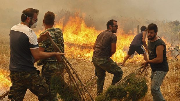 Řecko se potýká s požáry. Snímky jsou z okolí města Neapolis v oblasti Lakónie