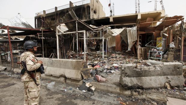 Výbuch auta naloženého trhavinami zabil na iráckém tržišti na severu země nejméně sto lidí