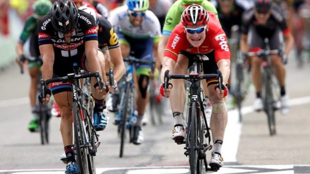 André Greipel (vpravo) vítězí v dalším hromadném dojezdu na Tour de Franc