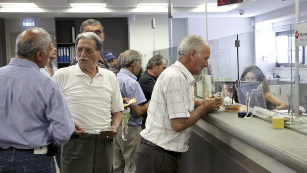 V Řecku se po třech týdnech opět otevřely banky. Na snímku zákazníci Piraeus Bank v krétském Herakliu