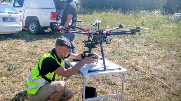 Dron pomáhá energetikům při inspekci elektrického vedení