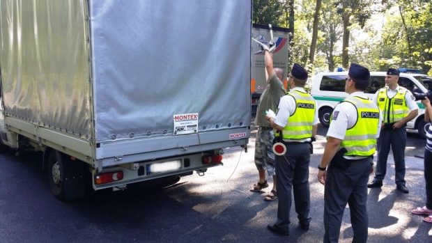 Ústečtí policisté ve velkém kontrolovali vozidla kvůli nelegálním imigrantům směřujíícím do Německa
