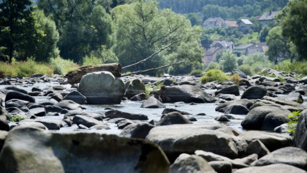 Téměř bez vody je i řeka Sázava v Kamenném Přívozu