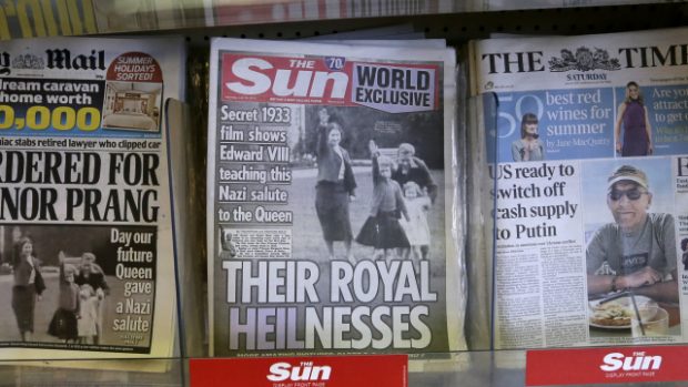 Obálka britského bulvárního deníku The Sun. Ukazuje budoucí královnu Alžbětu II., která jako dítě napodobuje nacistický pozdrav