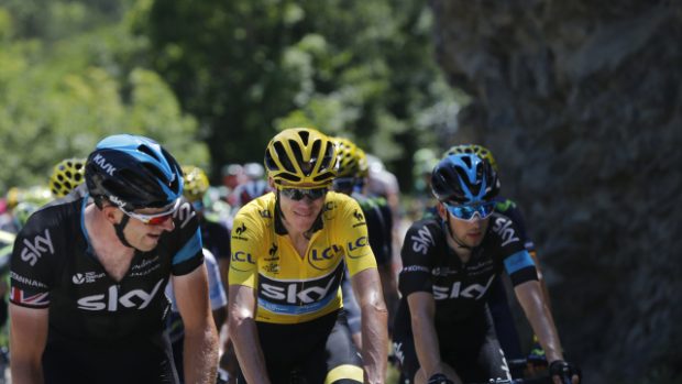 Leopold König (vpravo) pracuje na letošní Tour de France pro lídra týmu Sky Chrise Frooma (ve žlutém)