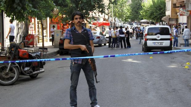 Bezpečnostní situace v Turecku se zhoršuje. Policista střeží ulici
