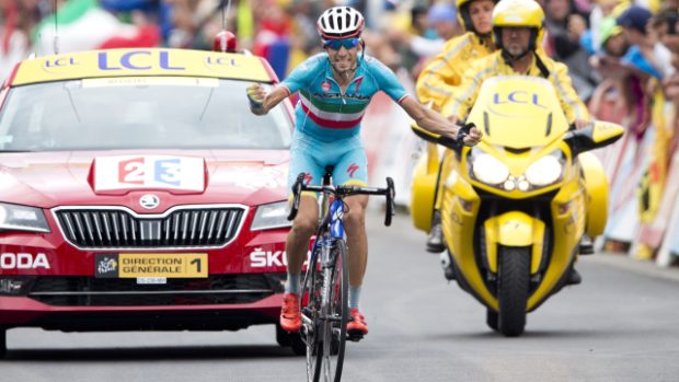 Vincenzo Nibali se raduje v cíli 19. etapy Tour de France