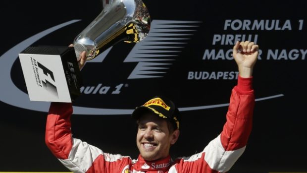 Sebastian Vettel se raduje z vítězství ve Velké ceně Maďarska