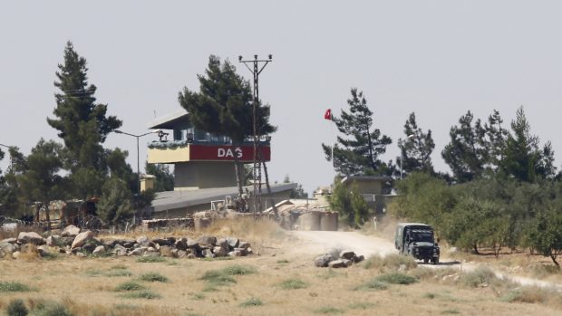 Vůz turecké armády odjíždí ze stanoviště, které napadl Islámský stát (snímek z 24. července)