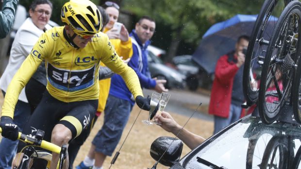 Chris Froome slaví šampaňským vítězství na Tour de France