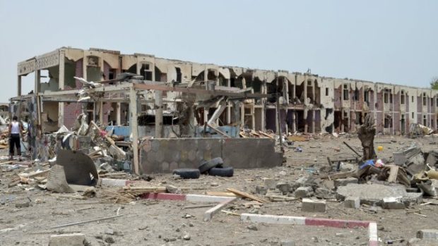 Humanitární příměří v Jemenu narušují boje, na obrázku jsou poškozené domy po leteckém úderu Arabské koalice v západním Jemenu