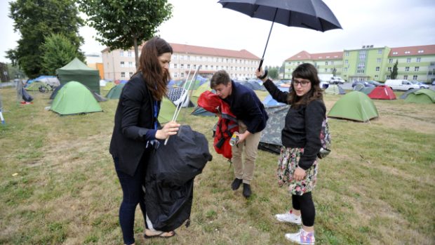 V dešti včera skládali stan i  tito návštěvníci LFŠ v Uherském Hradišti (ilustrační foto)